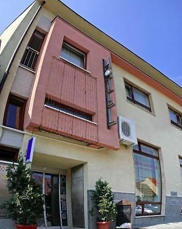 Hotel Maxim Светі-Юр Екстер'єр фото