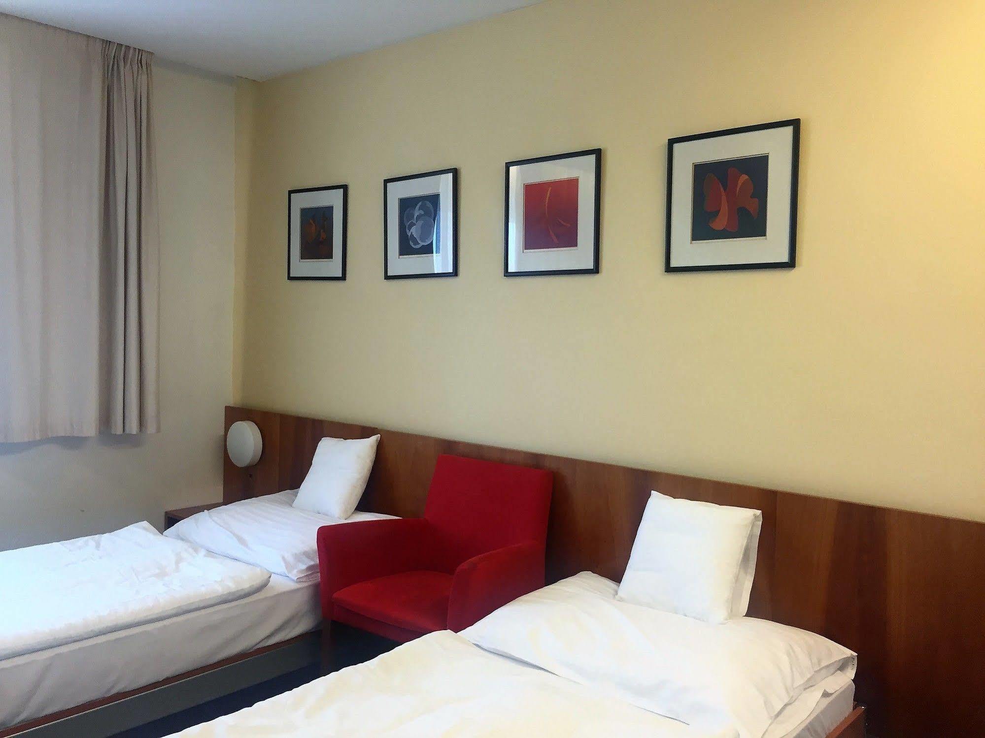 Hotel Maxim Светі-Юр Екстер'єр фото